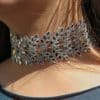 Collar de plata con diseño floral para mujer elegante.