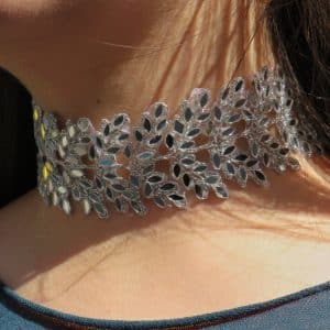 Collar de plata con diseño floral para mujer elegante.