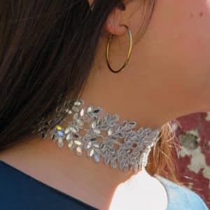 Reloj y collar de mujer con accesorios elegantes y modernos.