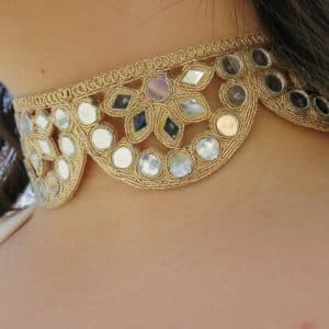 Reloj de oro con piedras preciosas y diseño elegante para mujer, accesorios de lujo y estilo sofisti.
