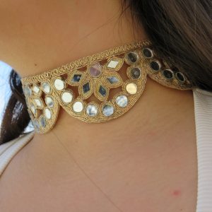 Collar de joyería con piedras y diseño dorado, ideal para complementar estilos elegantes y sofistica.
