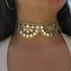 Collar de moda con detalles dorados y espejos, accesorio elegante para complementar tu estilo.