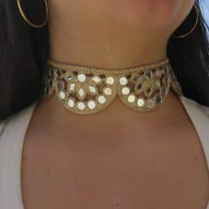 Collar de moda con detalles dorados y espejos, accesorio elegante para complementar tu estilo.