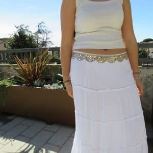 Vestido largo blanco con detalles dorados y accesorios para mujer.