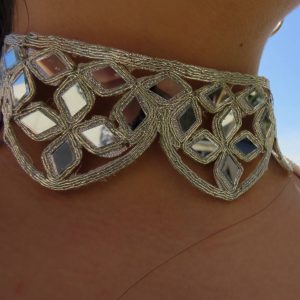 Collar de moda con detalles metálicos y diseño geométrico para mujer, ideal para complementar estilo.