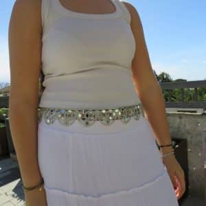 Vestido blanco con accesorios y joyería, ideal para eventos y ocasiones especiales.