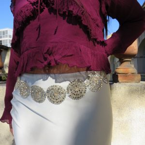 Vestido elegante con cinturón de perlas para mujer, ideal para eventos formales y ocasiones especial.