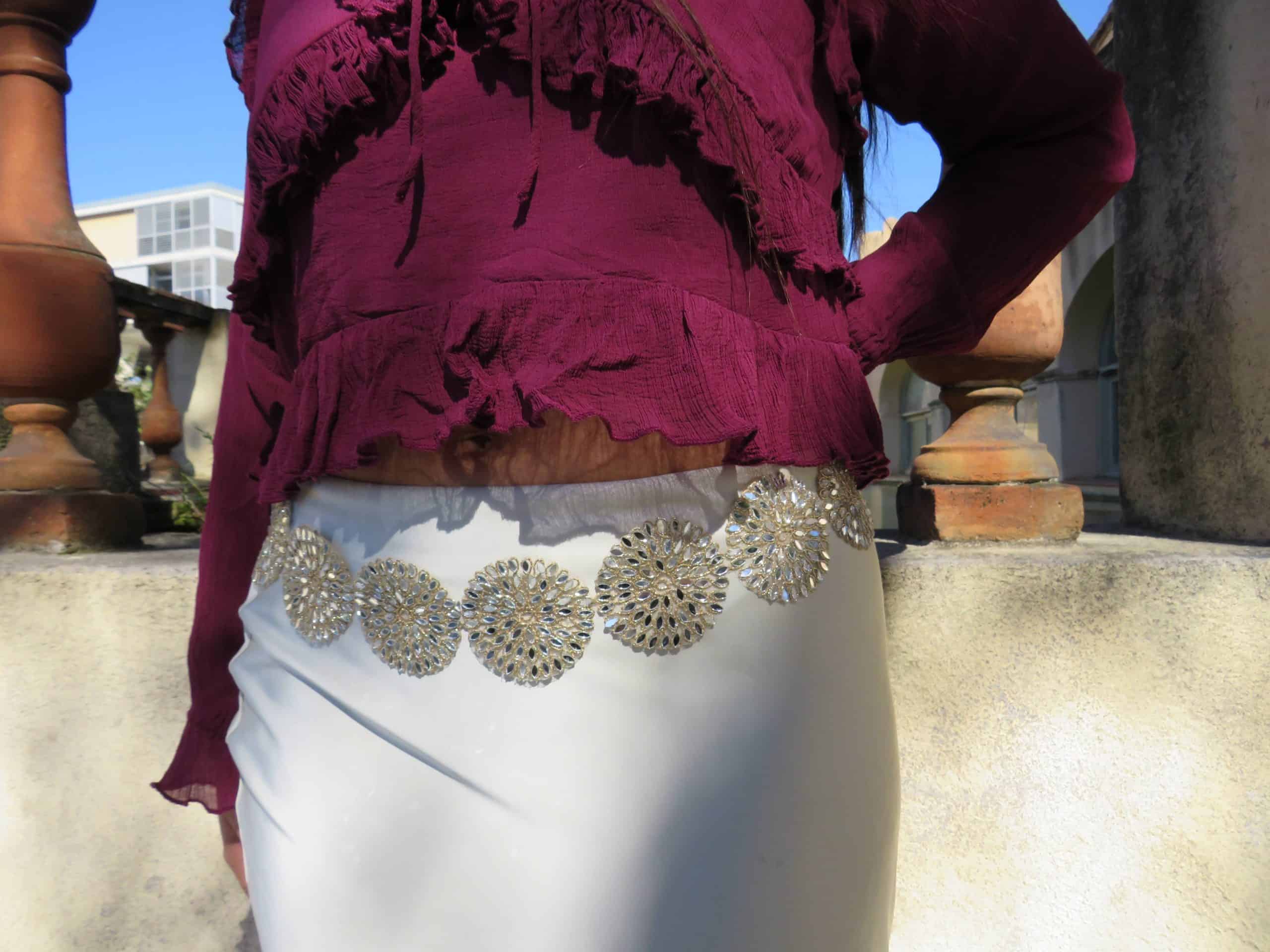 Vestido elegante con cinturón de perlas para mujer, ideal para eventos formales y ocasiones especial.
