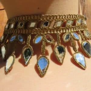 Pulsera de oro con piedras azules y diseño colgante, accesorio elegante y llamativo.